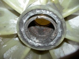 Демонтиране на лагера от барабана на пералната машина