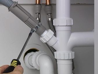 Pesukoneen liittäminen viemäriin 