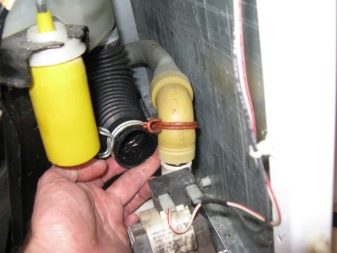 Kontrola hadic na pračce, pokud se neproplachuje.