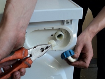 Почистване на входящия филтър на пералната машина, ако прахът или балсамът не излизат от контейнера 