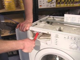 Почистване на входа за вода на контейнера на пералната машина, ако прахът или балсамът не излизат.