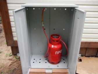 Installation of a natural gas liquefied gas boiler with a cylinder