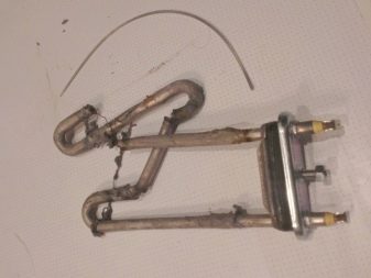 Poškození topného tělesa pračky způsobené kovovým předmětem zachyceným v nádrži.