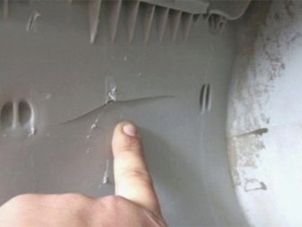 Proražení nádrže pračky způsobené upadlou kosticí podprsenky 