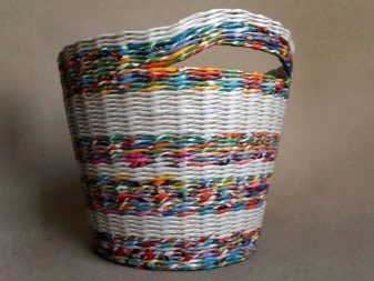 Coș de rufe cu conducte de ziar