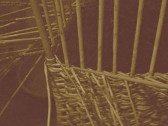 Țesând coș de rufe colțar din resturi de ziar