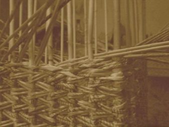 Coș de rufe de colț din resturi de ziar