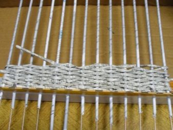 Țesut coș de rufe dreptunghiular din resturi de ziar