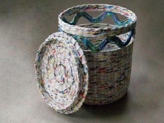 Coș de rufe făcut din ziare rulate