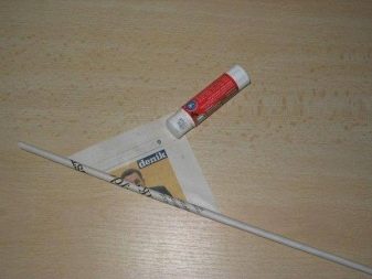 Efectuarea de tuburi de ziar pentru coșul de rufe