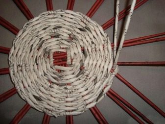 Partea de jos a coșului rotund de rufe făcut din ziare slub