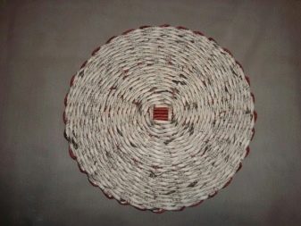 Fundul rotund al coșului de rufe făcut din resturi de ziar