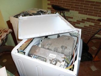 Сваляне на капака от пералната машина