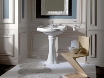 Tulppaaniallas klassisessa kylpyhuoneen muotoilussa