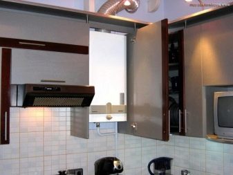 Una cucina con una cucina a gas integrata