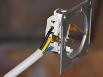 Fil de cuivre pour une prise de machine à laver dans la salle de bains