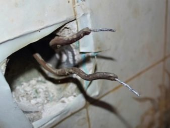 Fil d'aluminium pour une prise de machine à laver dans la salle de bains