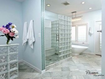 бяла вана с преграда от стъклени блокчета