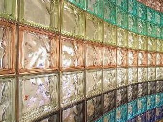 стена от блокове с различни цветове