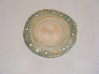 Opotřebovaná membrána jednotky tlaku plynu