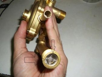 Filtr v reduktoru tlaku plynu v jednotce tlaku plynu