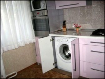 Pesukone asennettu vaaleanpunaiseen keittiöön