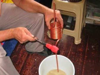 Indirekter Kessel mit seinen Händen