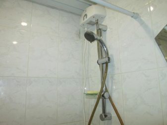 Genomströmningsvärmare med duschhuvud