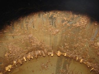 Un serbatoio ricoperto di corrosione