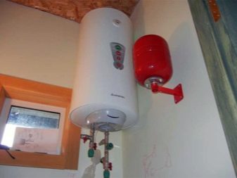 Warmwasserbereiter in einem Sommerhaus installiert