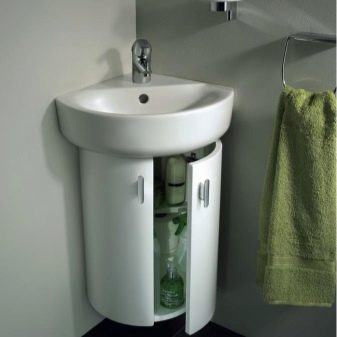 Porcelain corner wash basin