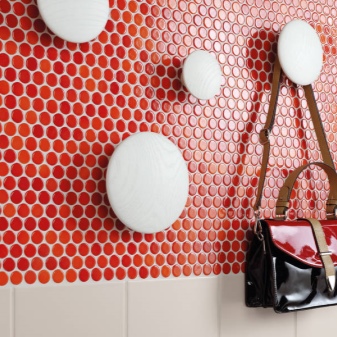 Pesualtaan yläpuolella oleva seinä kaakeloitu mosaiikilla