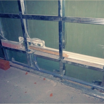 Kylpyhuoneen seinien metallirakenteiden asentaminen