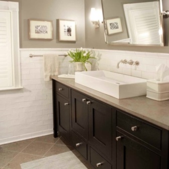 Corpuri de oglindă în baie gri