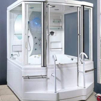 Brusekabine med en meget dyb bruseniche