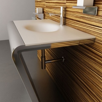 Esiasennettu akryyliallas