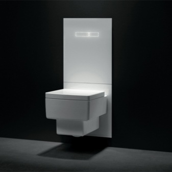 In hoogte verstelbare WC-installatie