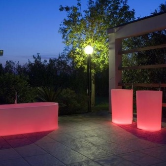 Taustavalaistu kylpyamme