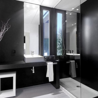 Sort og hvidt i et high-tech badeværelse