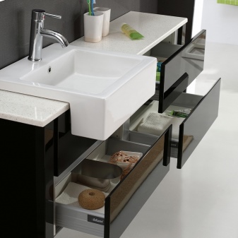 Väggskåp, svart med vit bänkskiva och tvättställ i badrummet