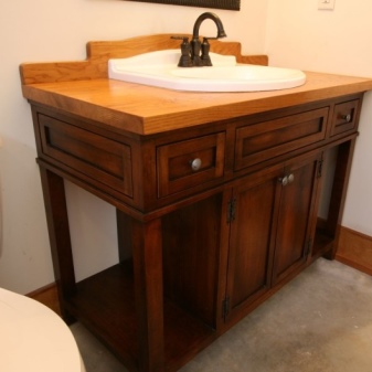 Stort, golvstående träskåp med ett handfat i badrummet.