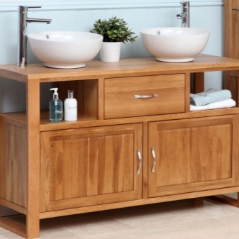 Inbyggt golvskåp i trä med två tvättställ i badrummet