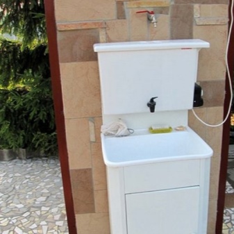 En hvid campingvaske i gummi med varmtvandsforsyning