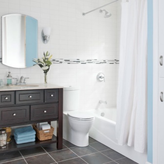 Tilava musta lattiakaappi, jossa on sisäänrakennettu pesuallas valkoisessa kylpyhuoneen sisustuksessa yhdistettynä WC:hen.