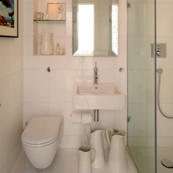 Keraamiset laatat valkoiseen kylpyhuoneeseen yhdessä wc:n kanssa