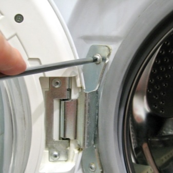 dezasamblarea ușii unei mașini de spălat