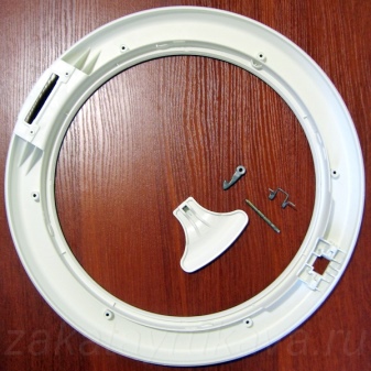 Ușa mașinii de spălat dezasamblată