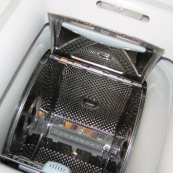 Rezervor într-o mașină de spălat verticală îngustă