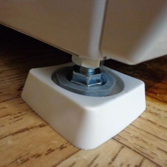 洗濯機用キックスタンド