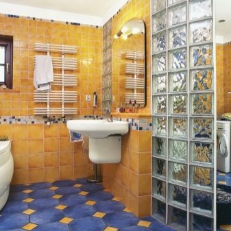 преграда от безцветни стъклени блокове